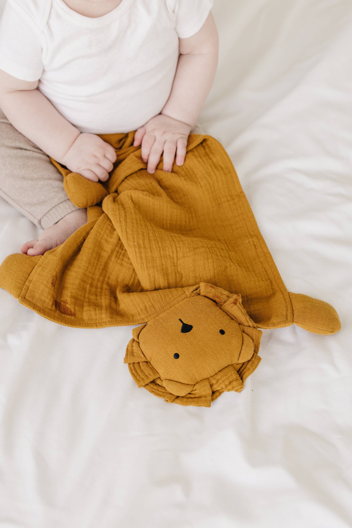 Marlowe & Co - Toffee Lion Lovey Blanket