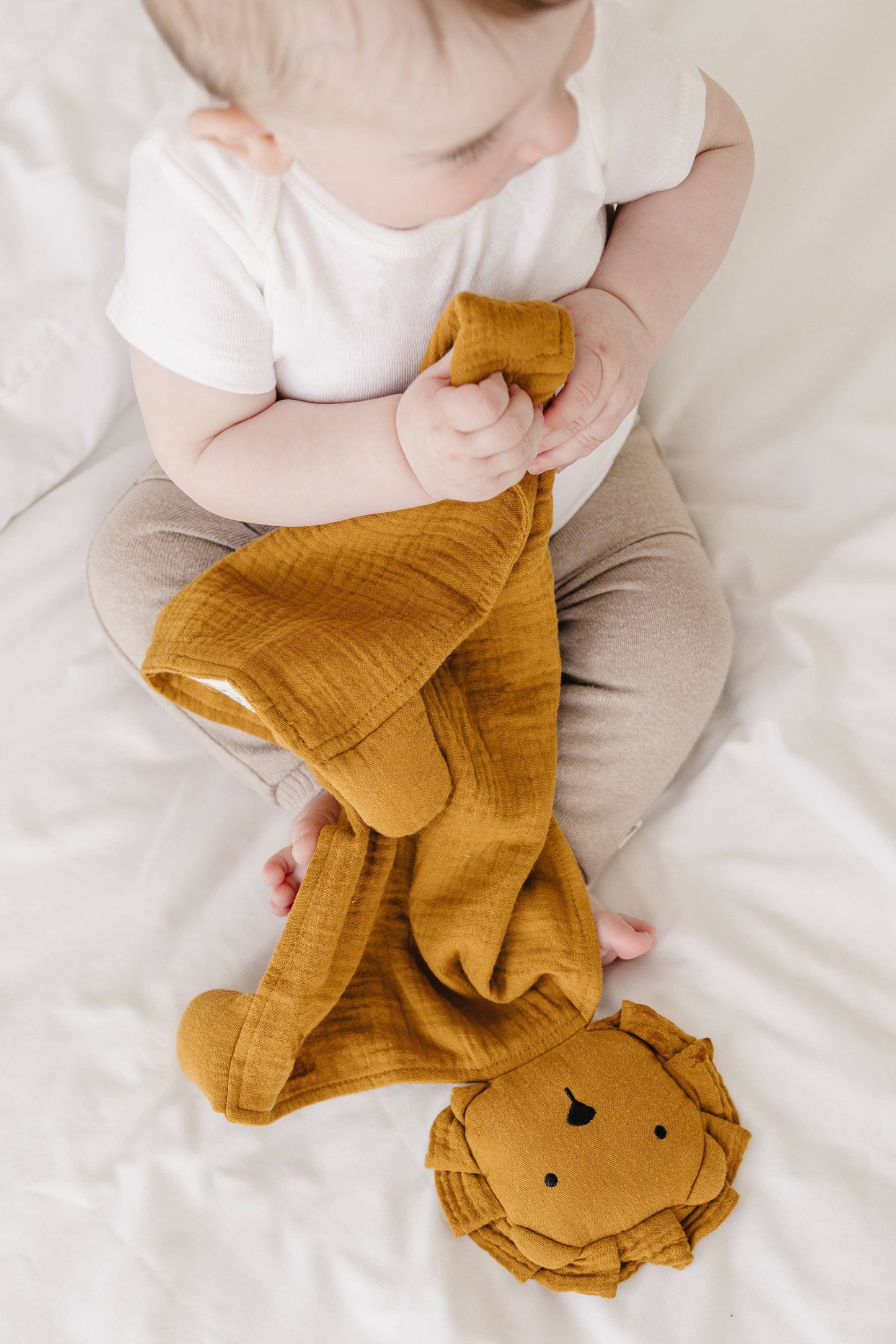 Marlowe & Co - Toffee Lion Lovey Blanket