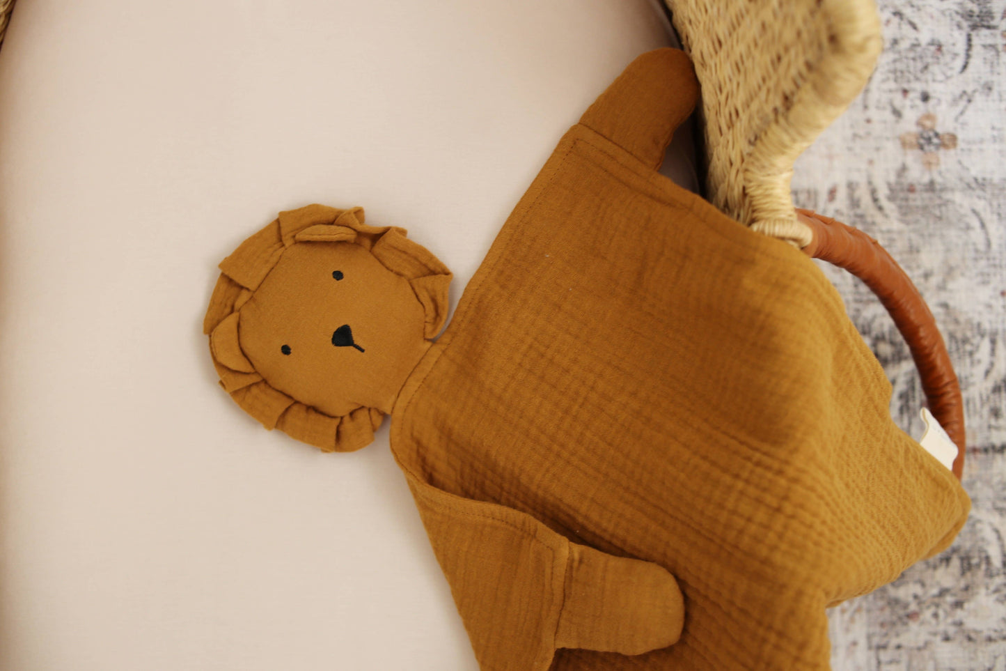 Marlowe & Co - Toffee Lion Lovey Blanket